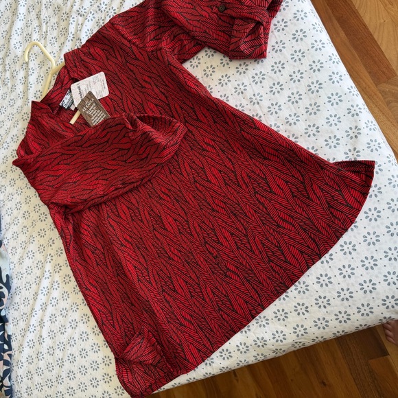 Manuhealii Red and Black Leaf Patterned Top - Picture 4 of 4